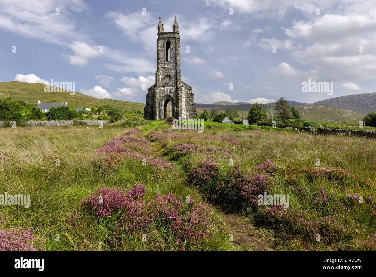 Die verlassene Dunlewey Church in Irland ist eine malerische Ruine mit einer romantischen und eindringlichen Atmosphäre. Stockfoto