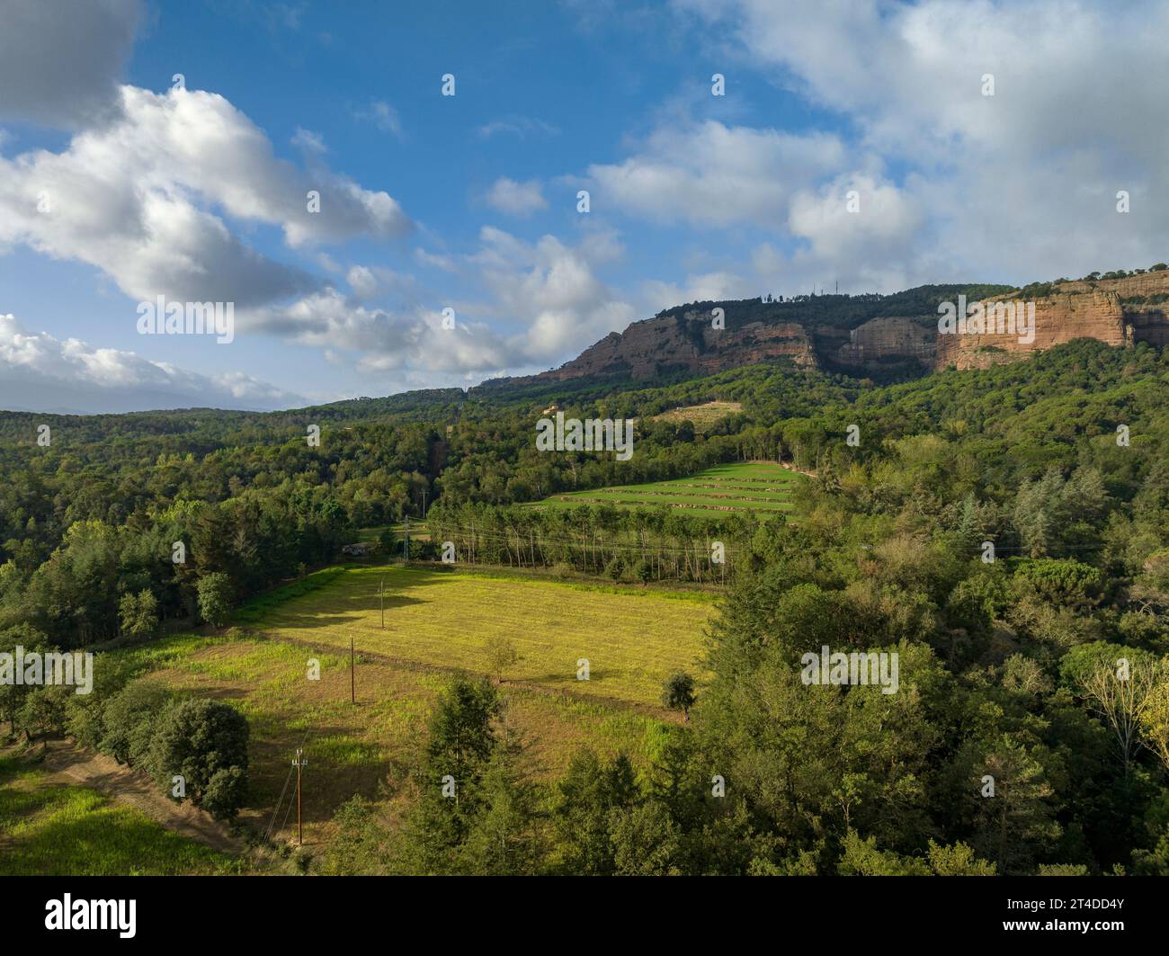 Aus der Vogelperspektive des Dorfes Vilanova de Sau und seiner ländlichen Umgebung im Sau-Tal (Osona, Barcelona, Katalonien, Spanien) Stockfoto