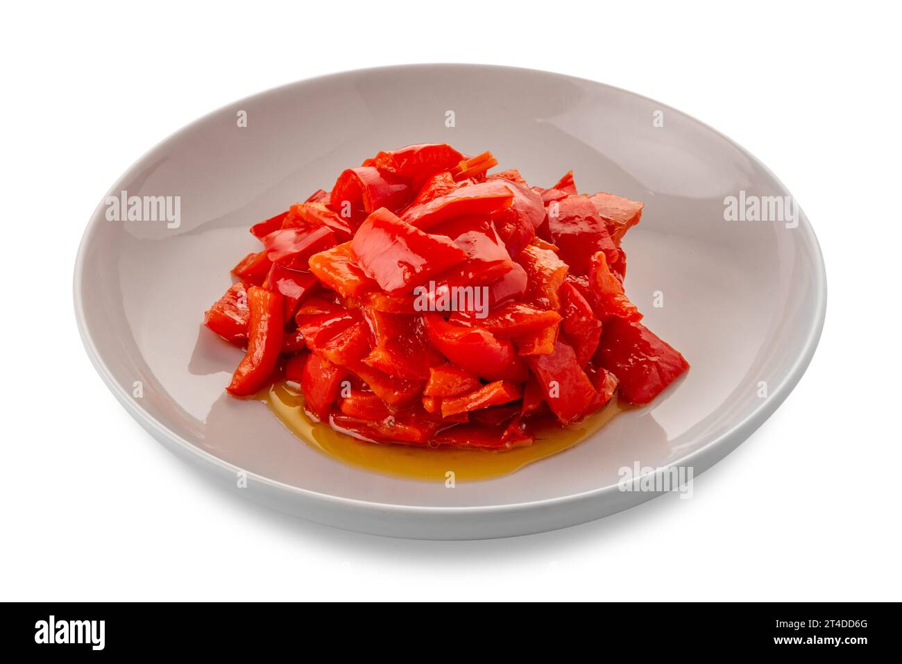 Gekochte, gehackte rote Paprika, gewürzt mit Olivenöl - Peperonata auf weißer Platte isoliert auf weiß mit Schnittpfad im Preis inbegriffen Stockfoto