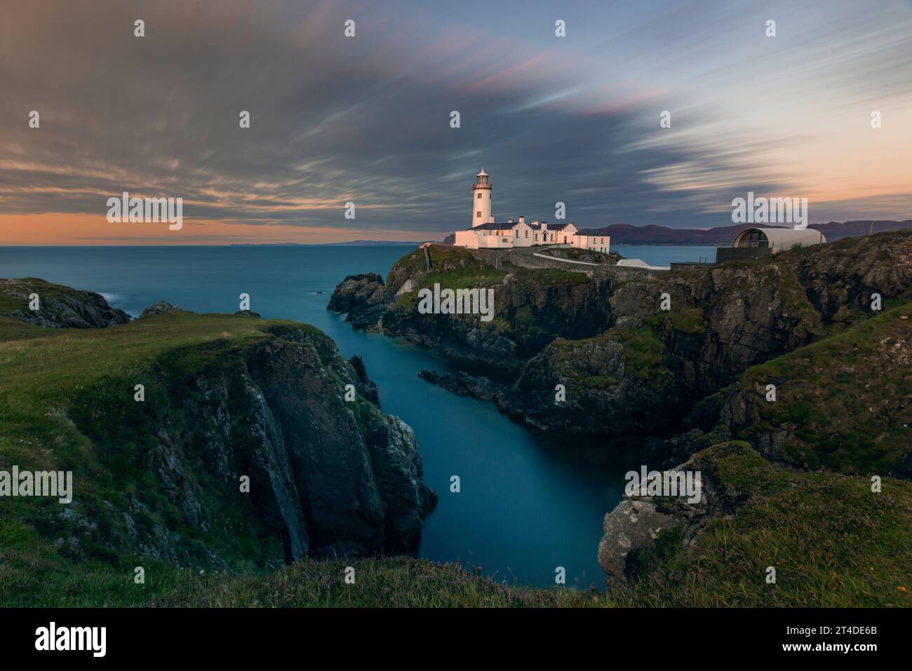 Der Fanad Head Lighthouse ist ein 22 Meter hoher, weiß getünchter Steinturm mit einer schwarzen Laterne auf der zerklüfteten Fanad-Halbinsel in Donegal, Irland. Stockfoto