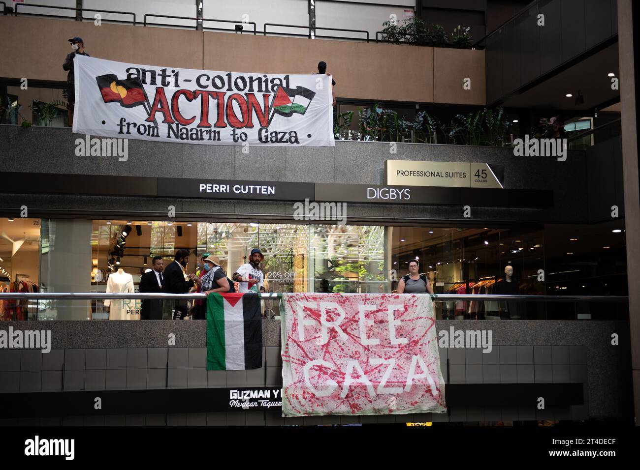 Melbourne, Australien. 30. Oktober 2023, Melbourne, Australien. Im zweiten Stock des Collins Place werden Pro-Palästina-Banner gehalten, während die Demonstranten eine öffentliche Kundgebung veranstalten, die speziell auf das Außenministerium gerichtet ist. Quelle: Jay Kogler/Alamy Live News Stockfoto