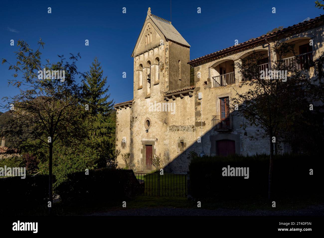 Kirche Ciuret an einem Herbstmorgen im Vidrà-Tal (Osona, Katalonien, Spanien) ESP: Iglesia de Ciuret en una mañana de otoño en el valle de Vidrà Stockfoto