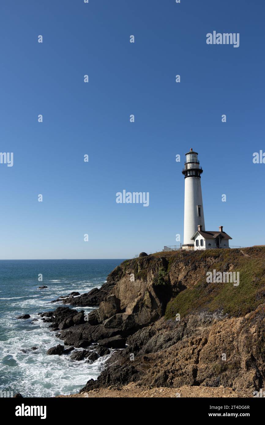 Der 115 Meter hohe Pigeon Point Lighthouse liegt auf einer Klippe an der zentralen kalifornischen Küste und ist einer der höchsten Leuchttürme Amerikas.Pescadero Stockfoto