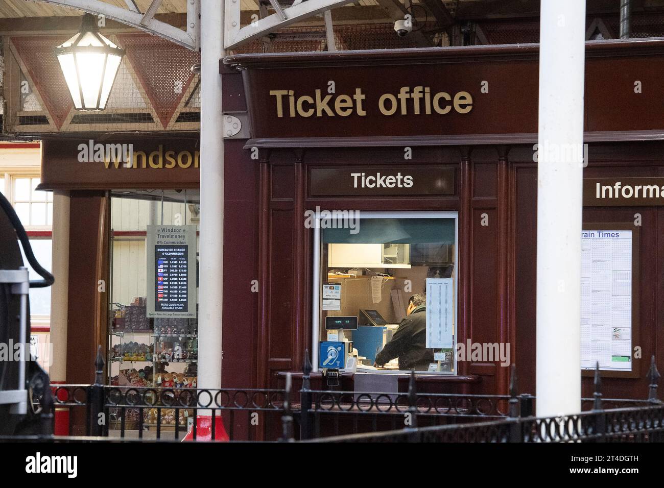 Windsor, Berkshire, Großbritannien. 30. Oktober 2023. Ein Ticketschalter am Windsor Central Railway Station in Windsor, Berkshire. Die RMT hat angekündigt, dass ihre Mitglieder der eisenbahngewerkschaft noch vor Weihnachten in einem anhaltenden Streik über die Bezahlung und die geplanten Schließungen der Bahnfahrkartenschalter noch weitere Streiks abhalten werden. Kredit: Maureen McLean/Alamy Stockfoto