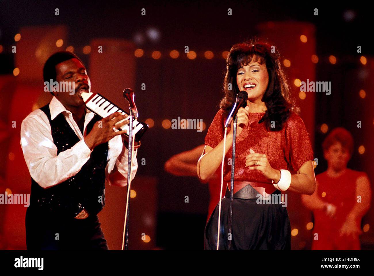 BILLY PRESTON; William Everett Preston; 2. September 1946 bis 6. Juni 2006; US-amerikanischer Keyboarder, Sänger und Songwriter, dessen Arbeit R&B, Rock, Soul, Funk und Gospel umfasste. Preston war in den 1960er Jahren ein Top-Keyboarder, während dessen er Künstler wie Little Richard, Sam Cooke, Ray Charles, The Everly Brothers, Reverend James Cleveland, the Beatles and the Rolling Stones; Live with MARILYN MCCOO; 1982; Credit: Lynn McAfee / Performing Arts Images www.performingartsimages.com Stockfoto