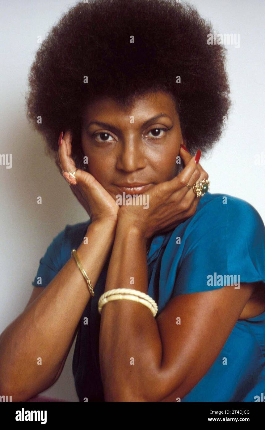 NICHELLE NICHOLS; geb. Grace Dell Nichols; 28. Dezember 1932 – 30. Juli 2022; US-amerikanische Schauspielerin, Sängerin und Tänzerin, deren Darstellung Uhura in Star Trek und seinen Filmsequenzen bahnbrechend für afroamerikanische Schauspielerinnen im amerikanischen Fernsehen war; Credit: Lynn McAfee / Performing Arts Images www.performingartsimages.com Stockfoto