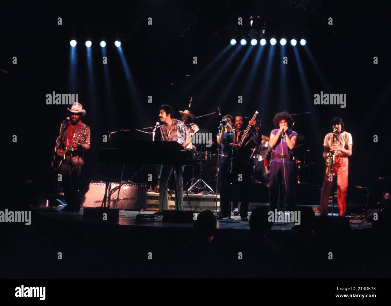 WAR ;amerikanische Funk/Rock/Soul Band ; 1983 ; Papa Dee Allen – Percussion, Gesang Harold Brown – Schlagzeug, Percussion, Gesang Ron Hammon – Schlagzeug, Gesang Lonnie Jordan – Orgel, Piano, Synthesizer, Gitarre, Percussion, Gesang Lee Oskar – Harmonicas, Gesang Luther Rabb – Bass, Gesang Pat Rizzo – Saxophone, Gesang Howard Scott – Gitarre, Gesang Credit: Lynn McAfee / Performing Arts Images www.performingartsimages.com Stockfoto