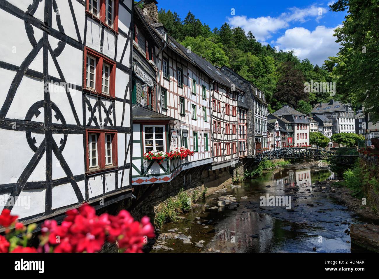 Historische Altstadt von Monschau, berühmt für ihre traditionellen Fachwerkhäuser, Eifel, Deutschland Stockfoto