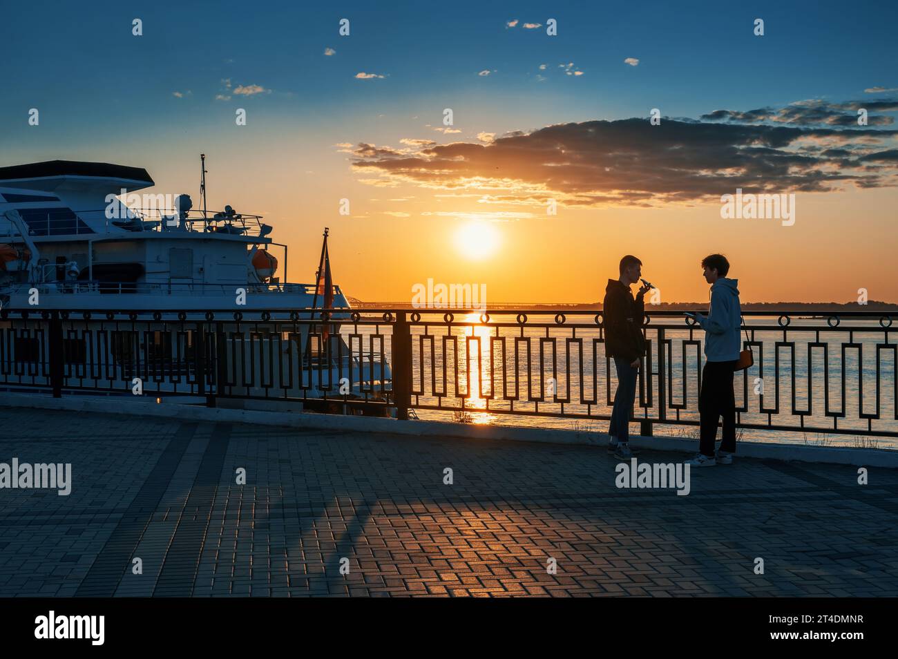 Nischni Nowgorod, Russland, 29. Mai 2023. Die Leute warten darauf, an Bord eines Bootes zu gehen, um den Fluss entlang zu fahren. Spazieren Sie entlang des Damms. Romantischer Sonnenuntergang am Th Stockfoto