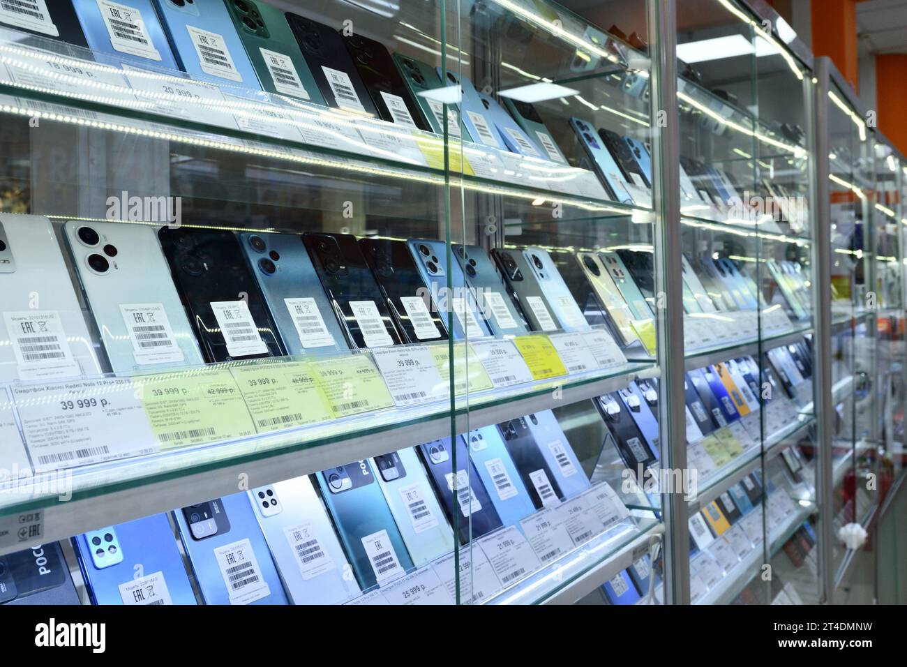 Moskau, Russland - 19. Oktober. 2023. Smartphones im DNS-Netzgeschäft, in dem Haushaltsgeräte im Zelenograd verkauft werden Stockfoto