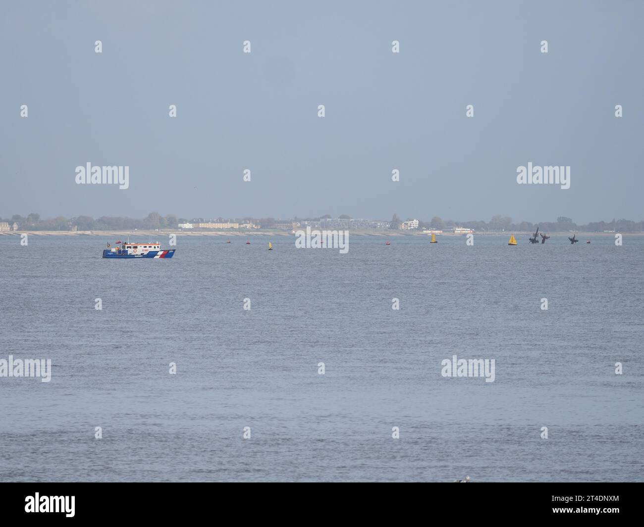 Sheerness, Kent, Großbritannien. 30. Oktober 2023. Das dritte Vermessungsboot, das in den letzten Wochen das gefährlichste Schiffswrack Großbritanniens, SS Richard Montgomery, an der Mündung der Themse, 1,5 Meilen nördlich von Sheerness, Kent, vermessen wurde. Das Briggs Marine Schiff Thames Guardian führt eine Mehrstrahl-, Gradiometer- und Gewittermessung des Wracks und des umliegenden Meeresbodens durch. Mit Hilfe von CHIRP-Untersuchungen werden Marine UXO (nicht explodierte Verordnung) gefunden. Zwei Schiffe der Clinton Marine wurden vor wenigen Wochen gesehen: Northern Wind (18. Oktober) und Lode (16. Oktober). Quelle: James Bell/Alamy Live News Stockfoto