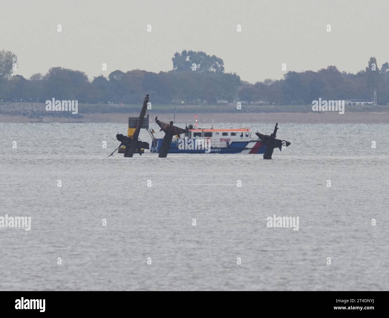 Sheerness, Kent, Großbritannien. 30. Oktober 2023. Das dritte Vermessungsboot, das in den letzten Wochen das gefährlichste Schiffswrack Großbritanniens, SS Richard Montgomery, an der Mündung der Themse, 1,5 Meilen nördlich von Sheerness, Kent, vermessen wurde. Das Briggs Marine Schiff Thames Guardian führt eine Mehrstrahl-, Gradiometer- und Gewittermessung des Wracks und des umliegenden Meeresbodens durch. Mit Hilfe von CHIRP-Untersuchungen werden Marine UXO (nicht explodierte Verordnung) gefunden. Zwei Schiffe der Clinton Marine wurden vor wenigen Wochen gesehen: Northern Wind (18. Oktober) und Lode (16. Oktober). Quelle: James Bell/Alamy Live News Stockfoto