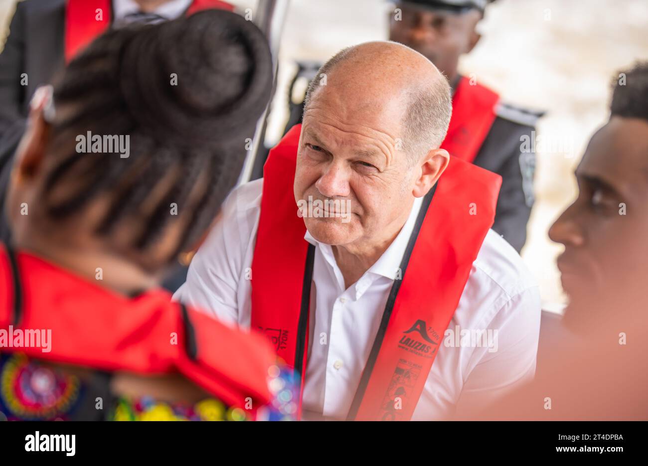 Lagos, Nigeria. 30. Oktober 2023. Bundeskanzler Olaf Scholz (SPD) spricht mit Taibat Lawasnson, Professor für Stadtmanagement, während einer Bootsfahrt in der Wirtschaftsmetropole Lagos. Scholz ist auf seiner dritten großen Reise nach Afrika in den fast zwei Jahren seit seiner Vereidigung. Heute besucht er Nigeria, das bevölkerungsreichste und wirtschaftlich mächtigste Land des Kontinents. Quelle: Michael Kappeler/dpa/Alamy Live News Stockfoto