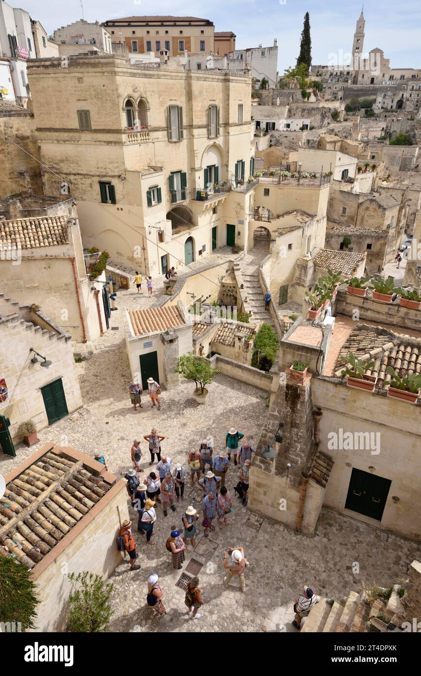 Touristen, Sasso Barisano, Sassi, Matera, Basilicata, Italien Stockfoto