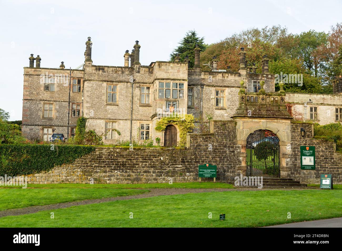 Tissington Hall ist ein jakobinisches Herrenhaus aus dem frühen 17. Jahrhundert in Tissington, einem malerischen englischen Dorf in Derbyshire, England Stockfoto