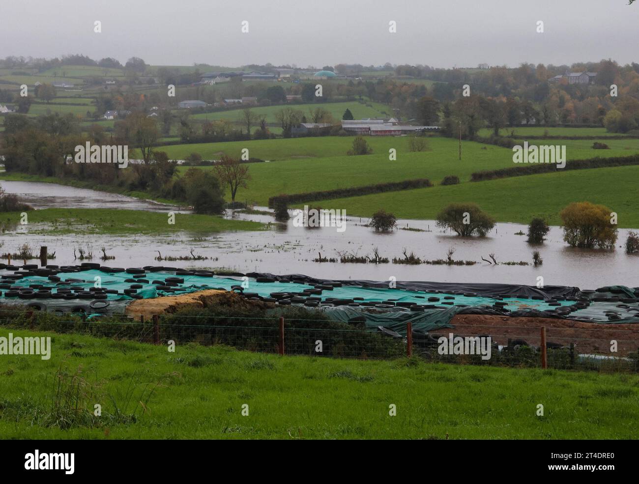 Moira, County Down, Nordirland, Großbritannien. 30. Oktober 2023. Das Wetter in Großbritannien - schon über den Ufern stieg der Fluss Lagan nach heftigeren Regenfällen über Nacht höher. Das umliegende Ackerland im Lagan Valley ist zu dieser Jahreszeit unter beträchtlichem Wasser und die Wasserstände werden hoch bleiben, da bis Freitag weitere Regenwarnungen in Kraft sind, wenn eine weitere Sturmfront hereinbricht. Quelle: CAZIMB/Alay Live News. Stockfoto