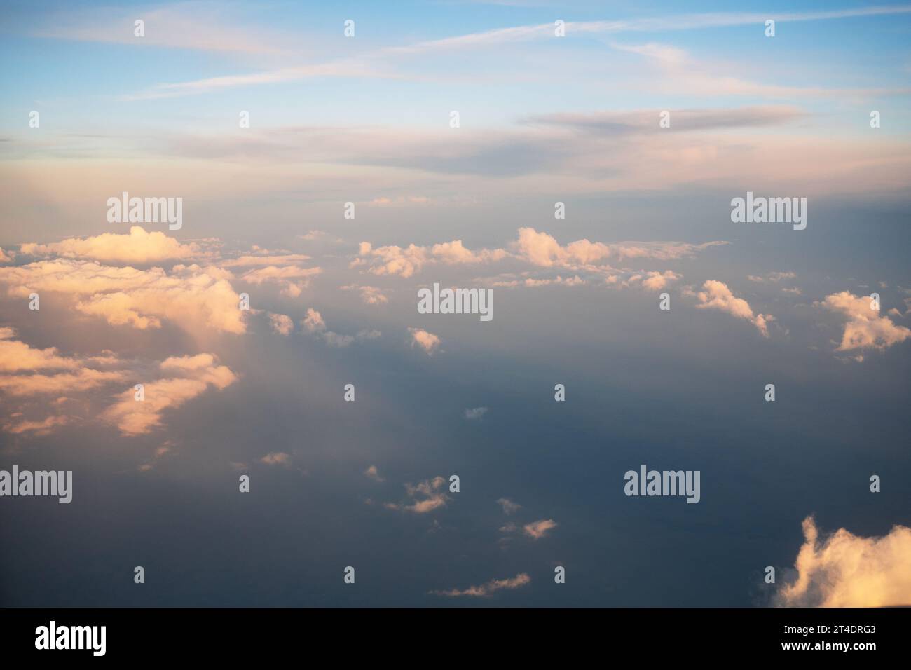 Wolken und Himmel von Flugzeug Fenster anzeigen Stockfoto