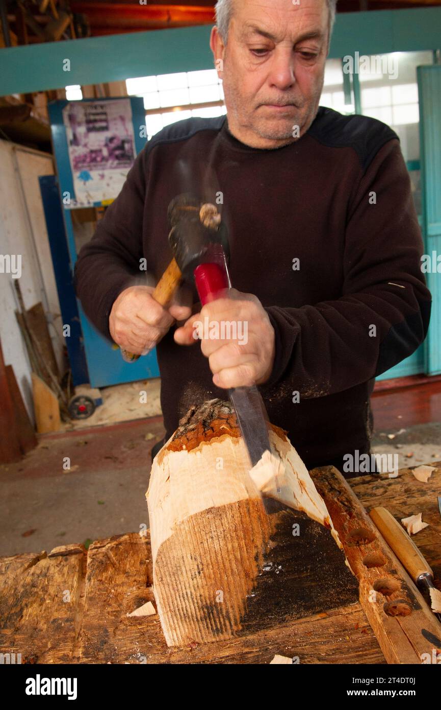 17. Januar 2023: Italien, Sardinien, Nuoro, Mamoiada, Antonello Congiu, Kunsthandwerker von Mamuthones Masken. Stockfoto