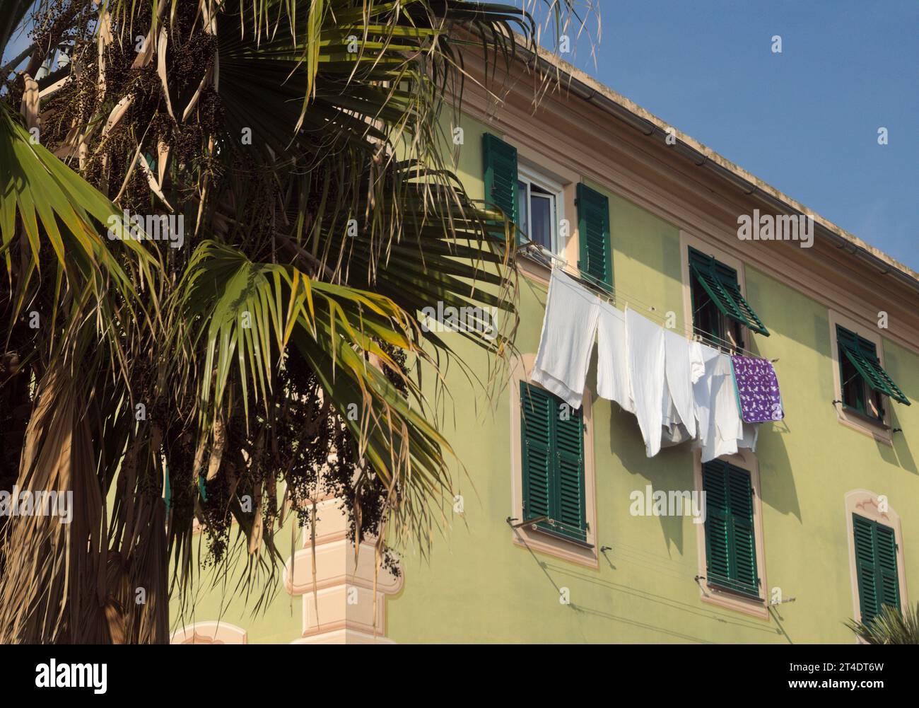 Wäscherei hängt zum Trocknen an einer Hausfassade in Varazze, Ligurien, Italien Stockfoto