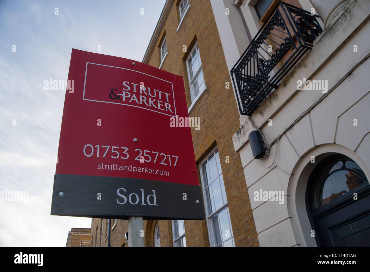 Windsor, Berkshire, Großbritannien. 30. Oktober 2023. Ein Schild von Strutt & Parker Estate Agents wurde vor einem Reihenhaus in Windsor, Berkshire, verkauft. Die Immobiliengesellschaft Zoopla berichtete, dass die Preishäuser im Südosten Englands in diesem Jahr im Vergleich zu 2022 gefallen sind. Es wird erwartet, dass die Bank of England den Basiszinssatz nächste Woche nicht erhöhen wird, was den Hypothekeninhabern als willkommene Neuigkeit erscheinen wird. Quelle: Maureen McLean/Alamy Live News Stockfoto