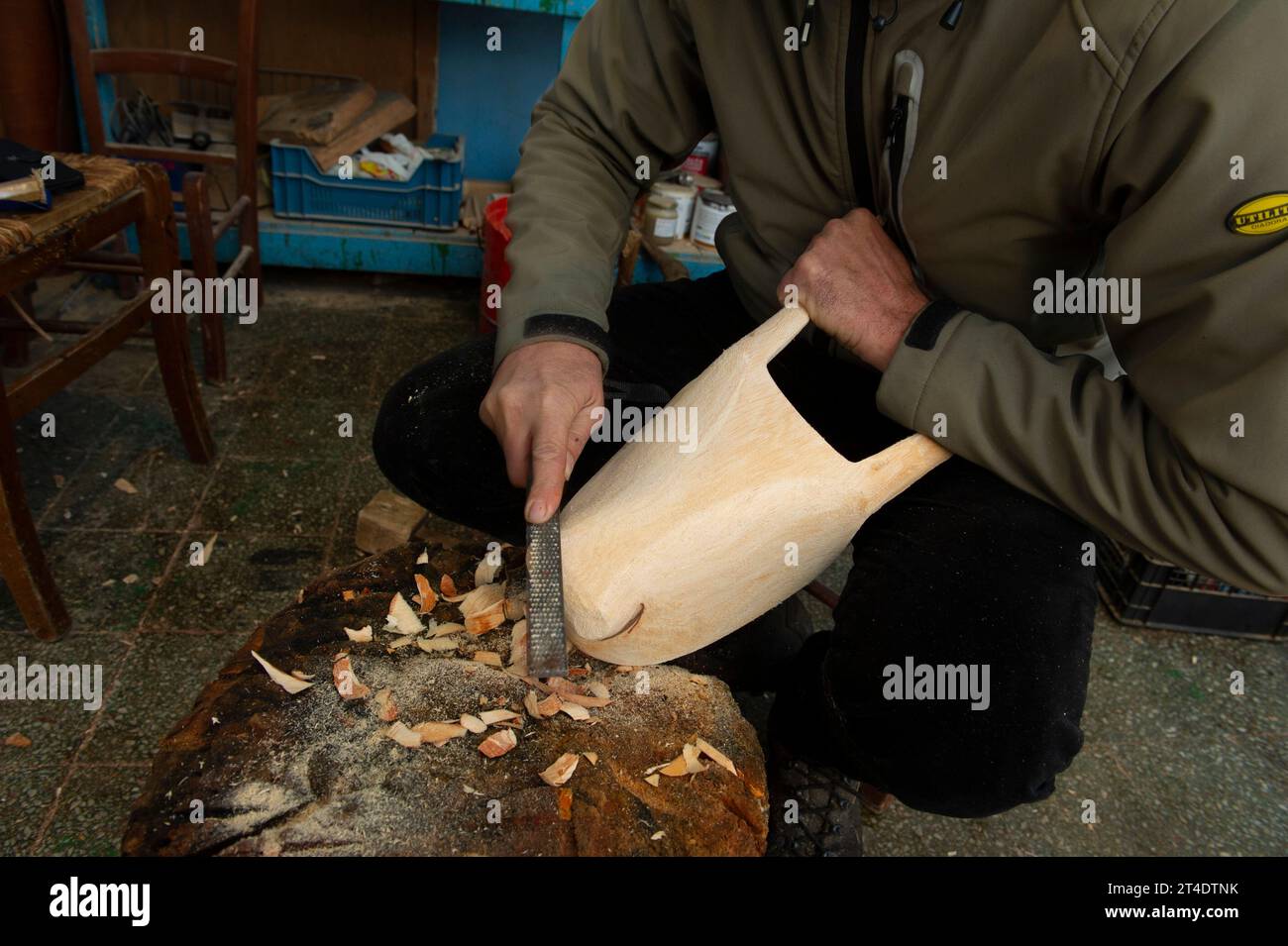 17. Januar 2023: Italien, Sardinien, Nuoro, Mamoiada, Franco Maritato, Kunsthandwerker von Mamuthones Masken. Stockfoto
