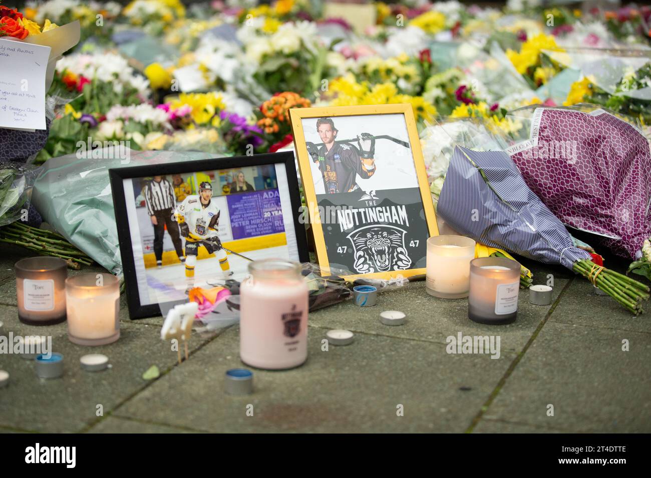 Ein Denkmal für den Eishockeyspieler Adam Johnson vor der Motorpoint Arena in Nottingham, Heimstadion der Nottingham Panthers am 23.10.30. Der ehemalige Pittsburgh Penguin und Nottingham Panther war am Samstag, den 28. Oktober 2023, in einen tödlichen Zwischenfall auf Eis verwickelt Stockfoto