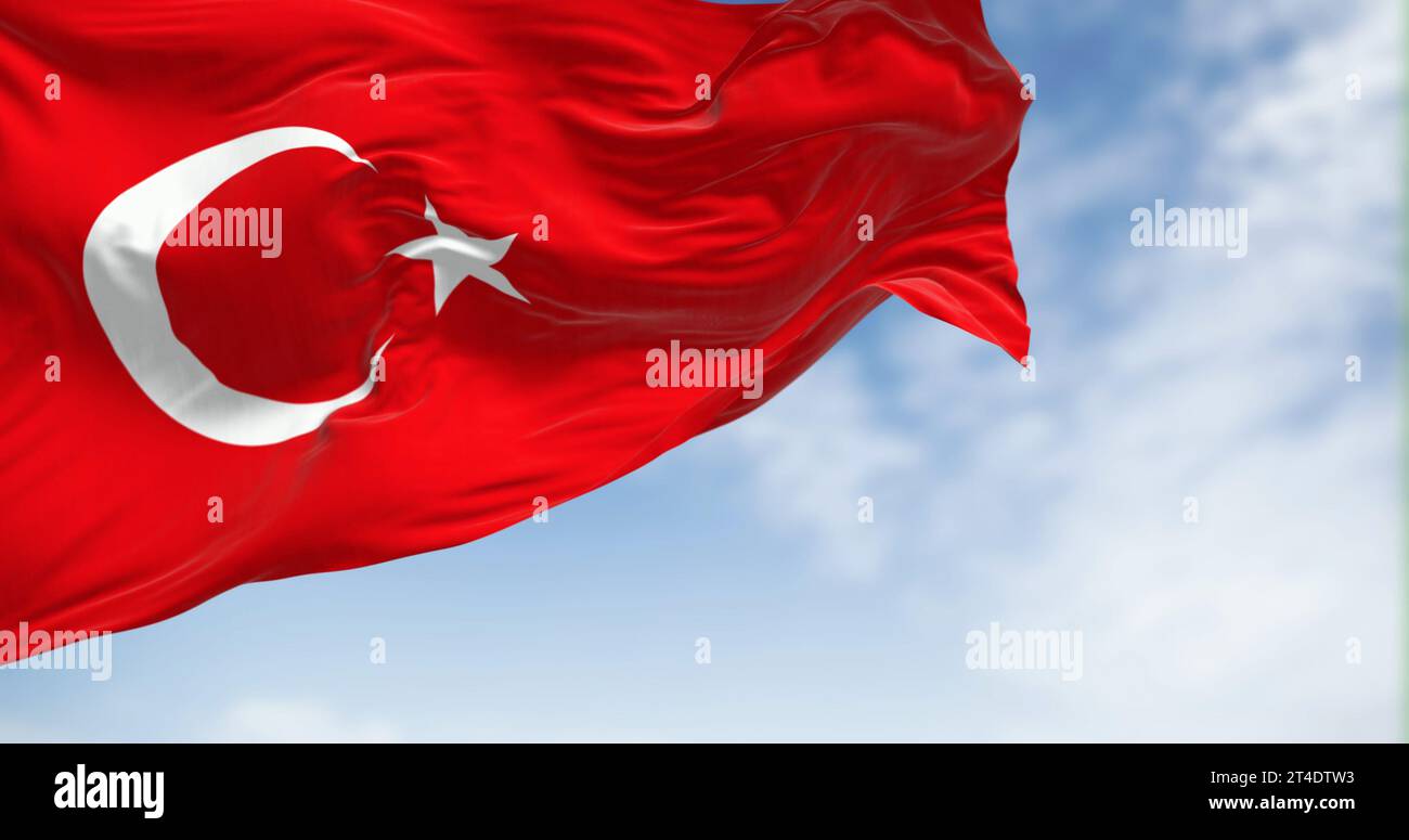 Türkische Nationalflagge winkt an einem klaren Tag im Wind. Rote Flagge mit weißem Halbmond und Stern. 3D-Illustrationen rendern. Flatterndes Gewebe Stockfoto