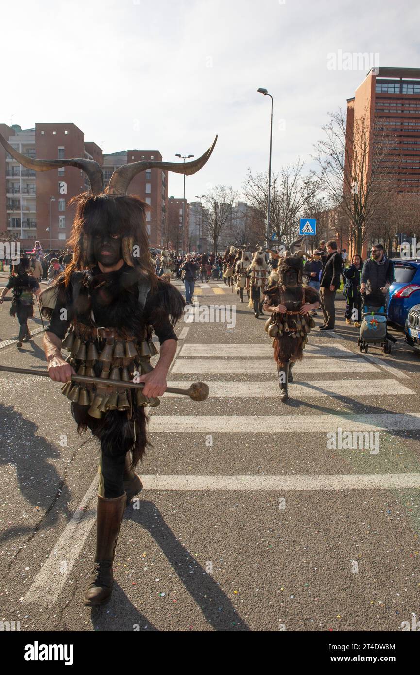 25. Februar 2023: Italien Lombardei, Mailand, Samugheo, Gruppe der Mamutzones, feiert den Vimodrone-Karneval. Stockfoto