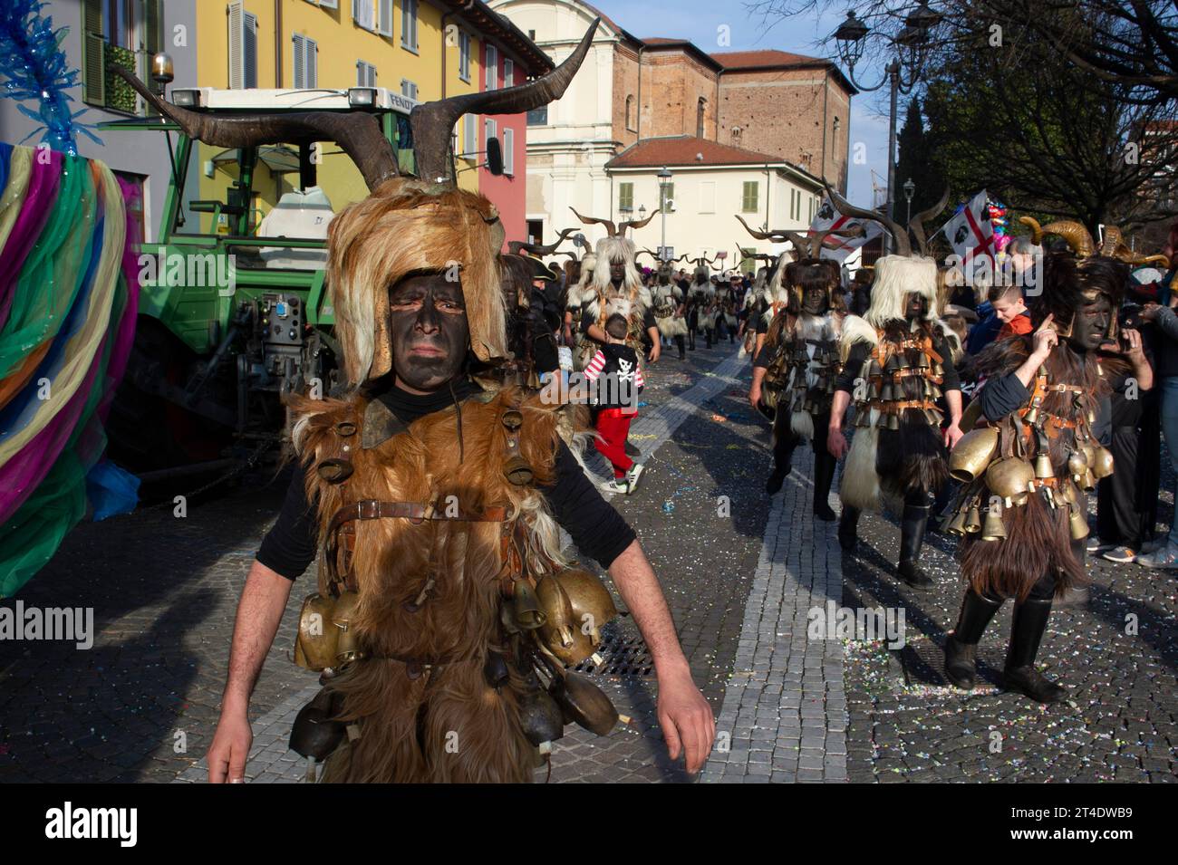 25. Februar 2023: Italien Lombardei, Mailand, Samugheo, Gruppe der Mamutzones, feiert den Vimodrone-Karneval. Stockfoto