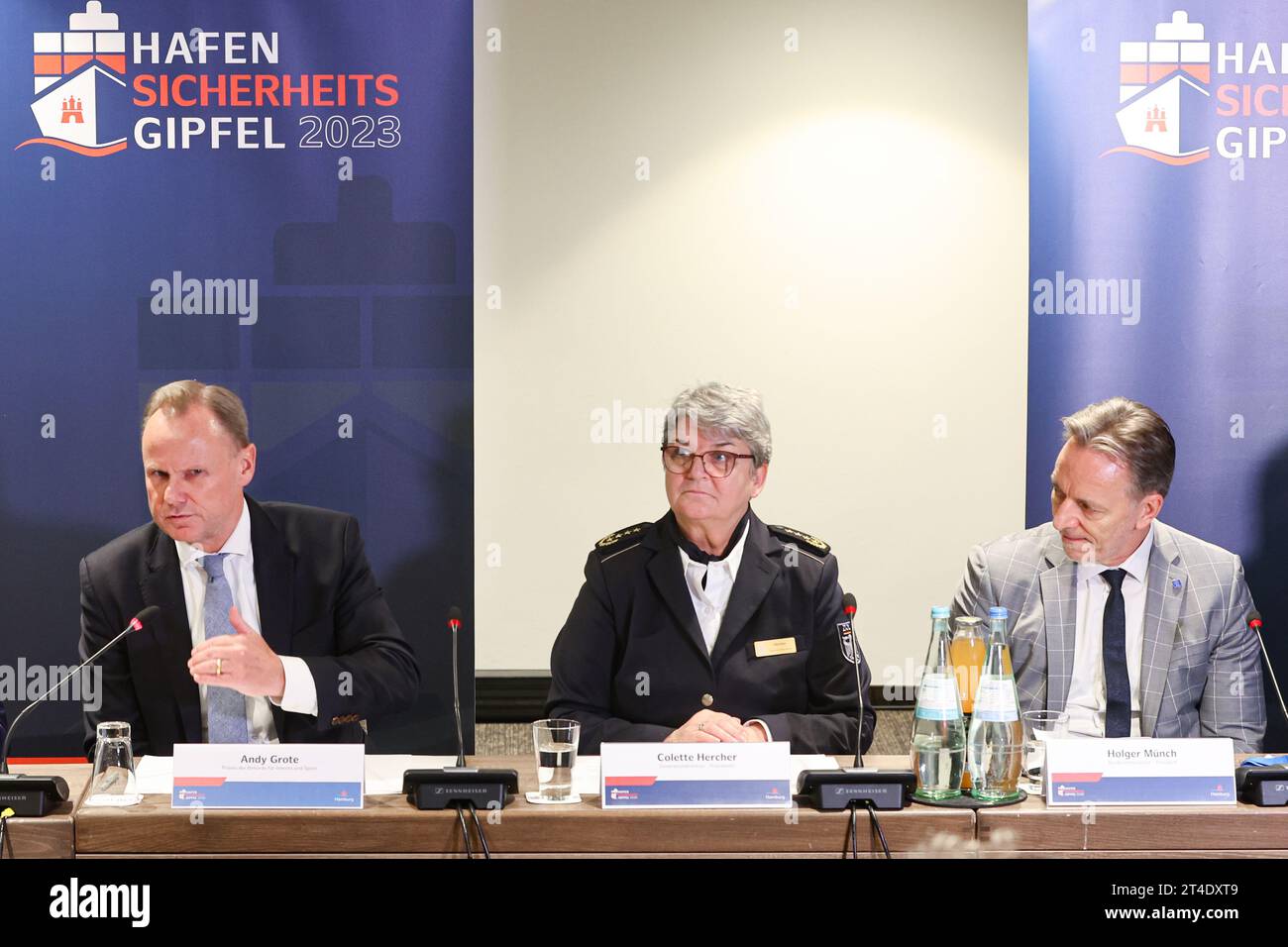 30. Oktober 2023, Hamburg: Andy Grote (l-r), Senatorin des Hamburger Ministeriums für Inneres und Sport, Colette Hercher, Präsidentin der Generaldirektion Zoll, und Holger Münch, Präsident des Bundeskriminalamtes, sprechen auf der Pressekonferenz des Hafensicherheitsgipfels in Hamburg. Vertreter der für die Gefahrenabwehr im Hafen zuständigen Behörden des Bundes sowie der Freien und Hansestadt Hamburg und Vertreter der Hafenwirtschaft treffen sich zum Hamburger Hafensicherheitsgipfel. Ziel ist eine noch engere Zusammenarbeit bei der Bekämpfung der Drogenkriminalität in Europa Stockfoto