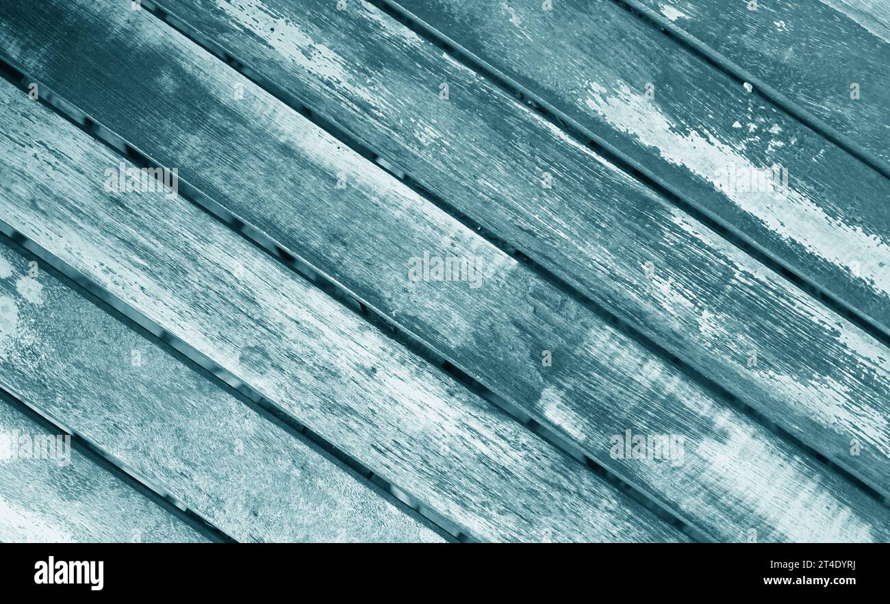 Vorderansicht des diagonalen Musters einer grunge indigoblau lackierten Holzdiele Stockfoto