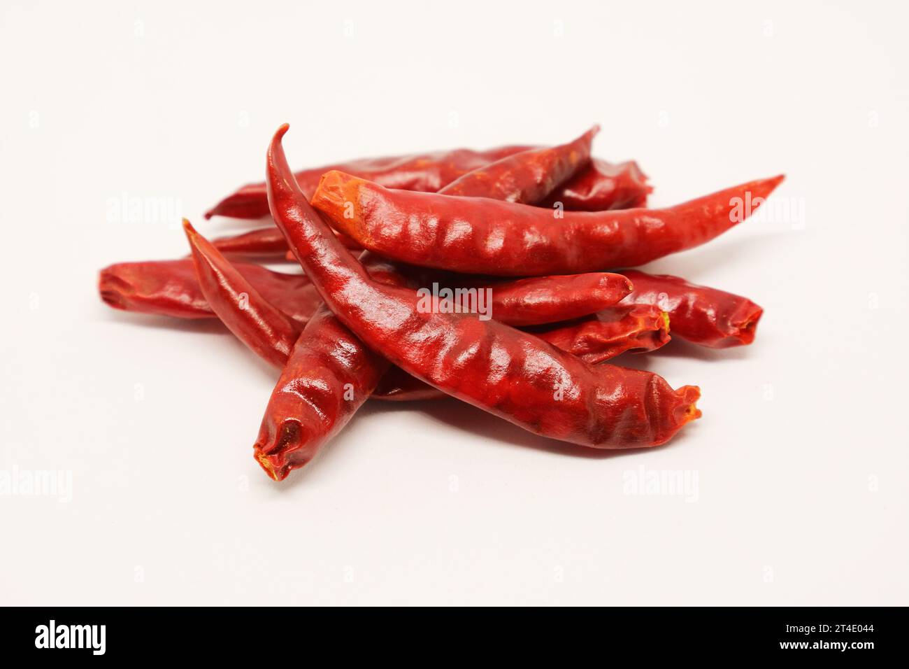 Nahaufnahme von Haufen getrockneter roter Chili-Paprika Isolate auf weißem Hintergrund Stockfoto