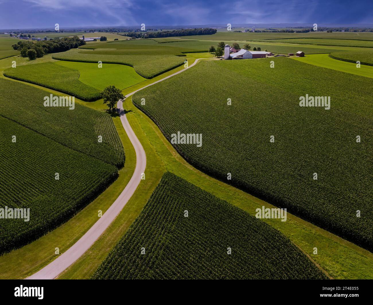 PA Farm Patterns – aus der Vogelperspektive sehen Sie Maisfelder, Scheunen, Silos Ackerland. Stockfoto