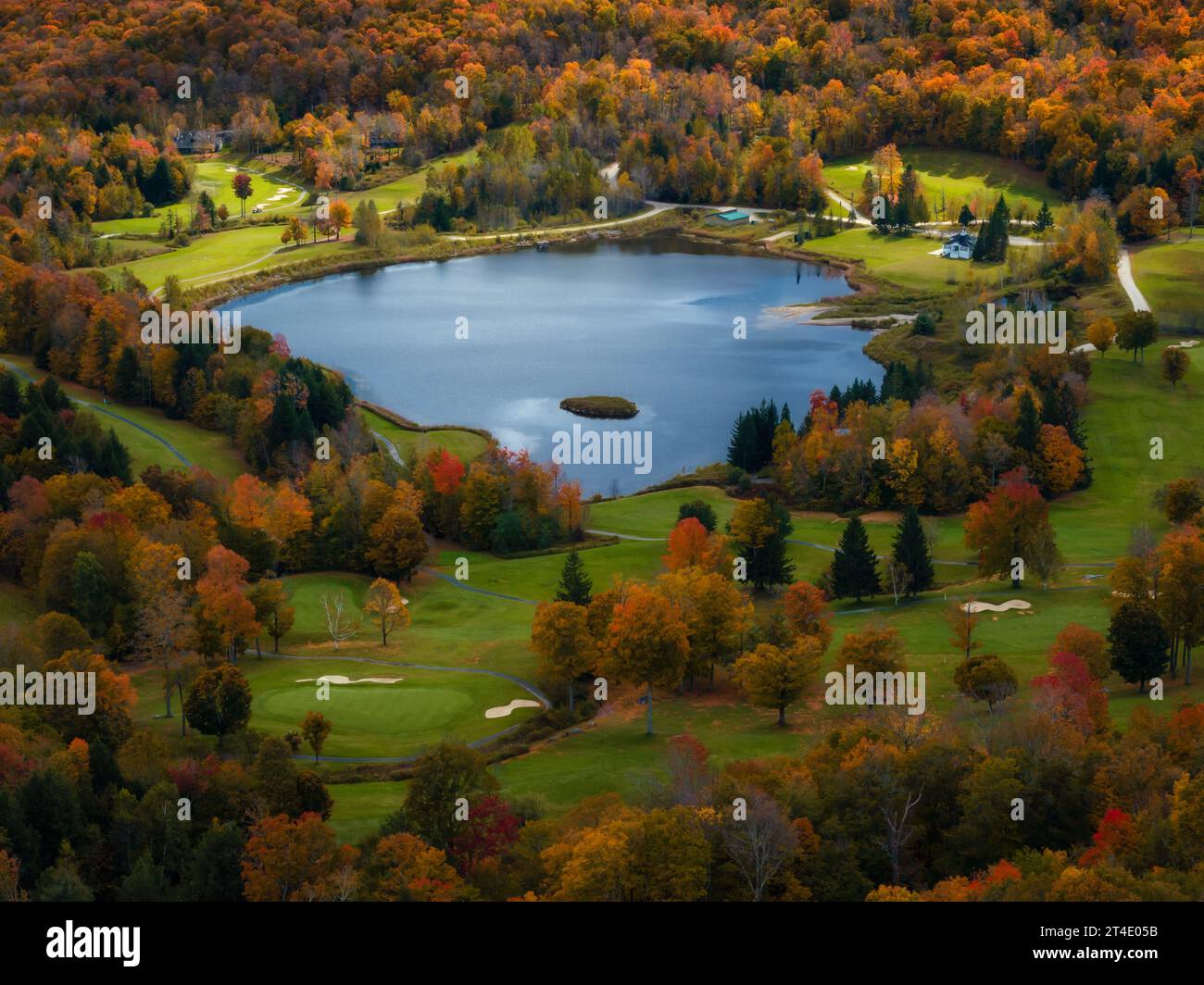 Stratton Mountain Golf Course VT - Blick aus der Vogelperspektive auf den malerischen Golfplatz und den See in Vermont. Stockfoto