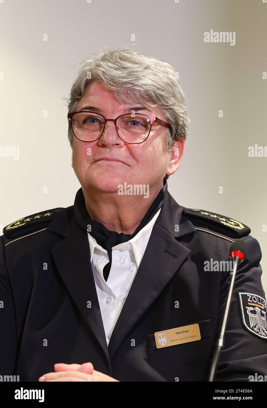 Hamburg, Deutschland. 30. Oktober 2023. Colette Hercher, Präsidentin der Generaldirektion Zoll, spricht auf der Pressekonferenz des Gipfels zur Hafensicherheit in Hamburg. Vertreter der für die Gefahrenabwehr im Hafen zuständigen Behörden des Bundes sowie der Freien und Hansestadt Hamburg und Vertreter der Hafenindustrie treffen sich zum Hamburger Gipfel zur Gefahrenabwehr im Hafen. Ziel ist eine noch engere Zusammenarbeit bei der Bekämpfung der Drogenkriminalität im drittgrößten Seehafen Europas. Quelle: Ulrich Perrey/dpa/Alamy Live News Stockfoto