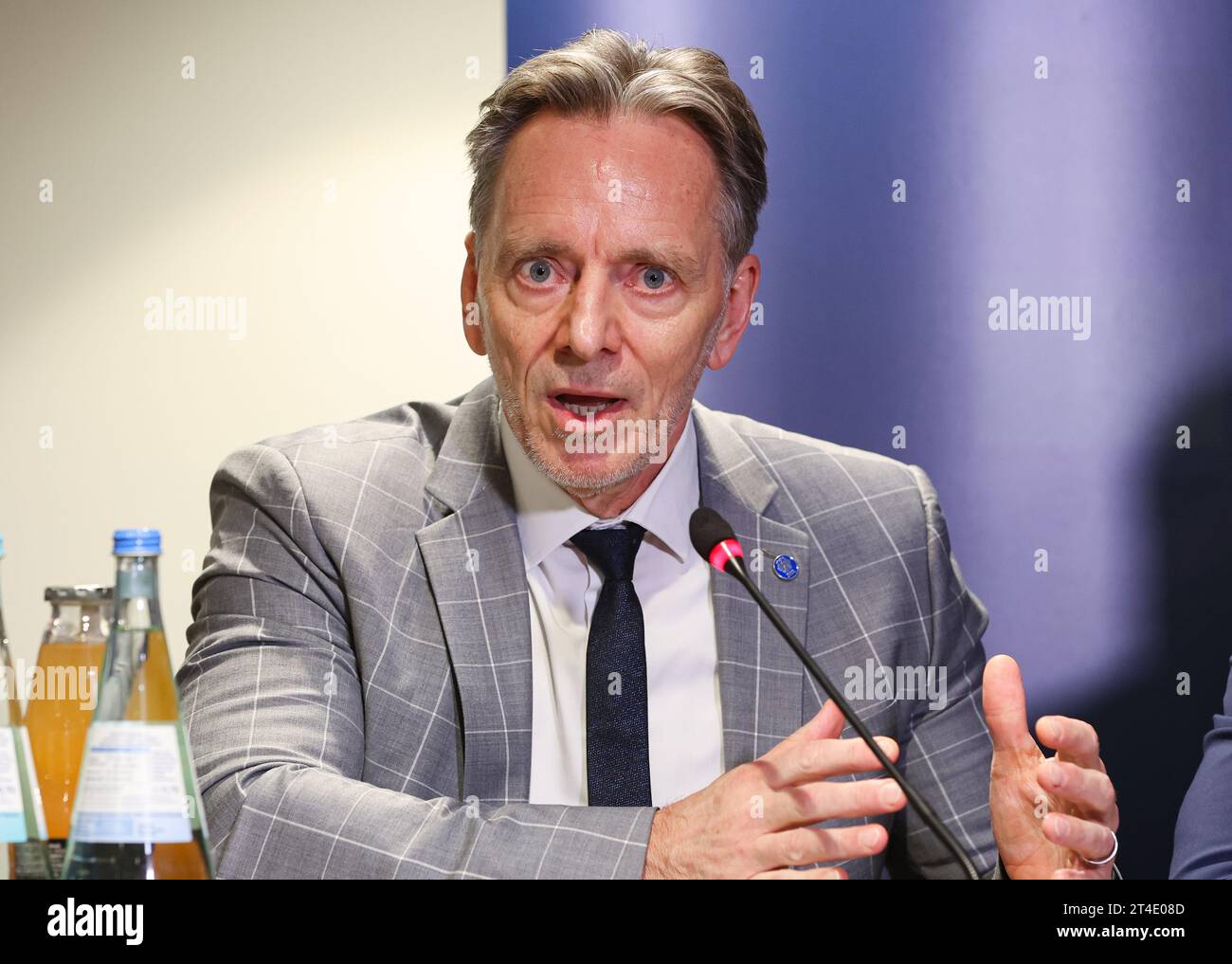 Hamburg, Deutschland. 30. Oktober 2023. Holger Münch, Präsident des Bundeskriminalamtes, spricht auf der Pressekonferenz des Hafensicherheitsgipfels in Hamburg. Vertreter der für die Gefahrenabwehr im Hafen zuständigen Behörden des Bundes sowie der Freien und Hansestadt Hamburg und Vertreter der Hafenindustrie treffen sich zum Hamburger Gipfel zur Gefahrenabwehr im Hafen. Ziel ist eine noch engere Zusammenarbeit bei der Bekämpfung der Drogenkriminalität im drittgrößten Seehafen Europas. Quelle: Ulrich Perrey/dpa/Alamy Live News Stockfoto