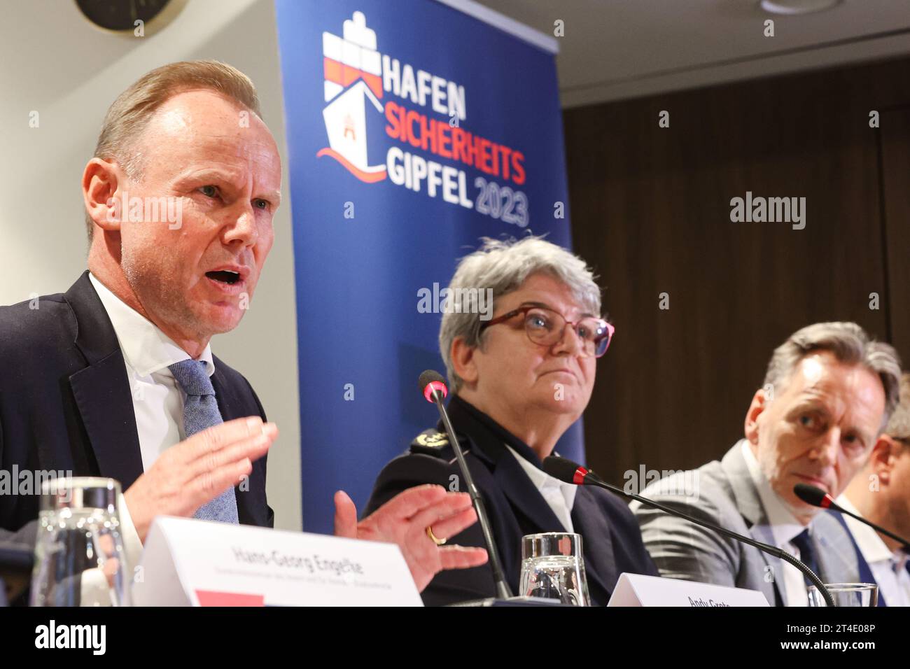 30. Oktober 2023, Hamburg: Andy Grote (l-r), Senatorin des Hamburger Ministeriums für Inneres und Sport, Colette Hercher, Präsidentin der Generaldirektion Zoll, und Holger Münch, Präsident des Bundeskriminalamtes, sprechen auf der Pressekonferenz des Hafensicherheitsgipfels in Hamburg. Vertreter der für die Gefahrenabwehr im Hafen zuständigen Behörden des Bundes sowie der Freien und Hansestadt Hamburg und Vertreter der Hafenwirtschaft treffen sich zum Hamburger Hafensicherheitsgipfel. Ziel ist eine noch engere Zusammenarbeit bei der Bekämpfung der Drogenkriminalität in Europa Stockfoto