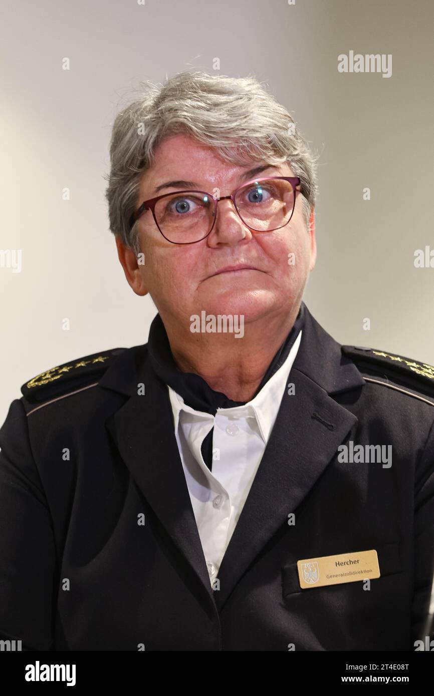 Hamburg, Deutschland. 30. Oktober 2023. Colette Hercher, Präsidentin der Generaldirektion Zoll, spricht auf der Pressekonferenz des Gipfels zur Hafensicherheit in Hamburg. Vertreter der für die Gefahrenabwehr im Hafen zuständigen Behörden des Bundes sowie der Freien und Hansestadt Hamburg und Vertreter der Hafenindustrie treffen sich zum Hamburger Gipfel zur Gefahrenabwehr im Hafen. Ziel ist eine noch engere Zusammenarbeit bei der Bekämpfung der Drogenkriminalität im drittgrößten Seehafen Europas. Quelle: Ulrich Perrey/dpa/Alamy Live News Stockfoto