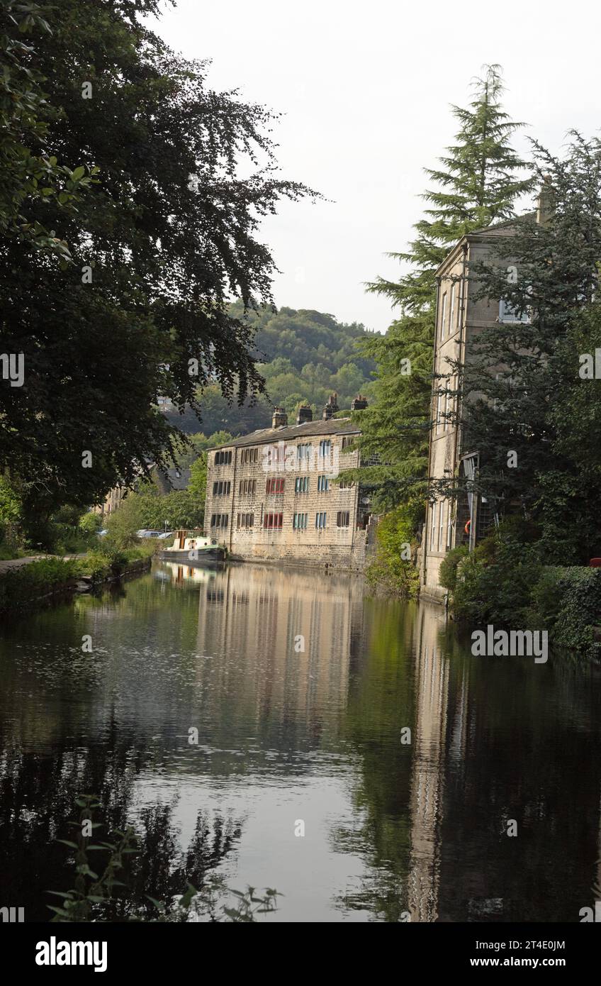 Traditionelle Reihenhütten und Boot neben dem Rochdale Canal an der Hebden Bridge West Yorkshire England Stockfoto