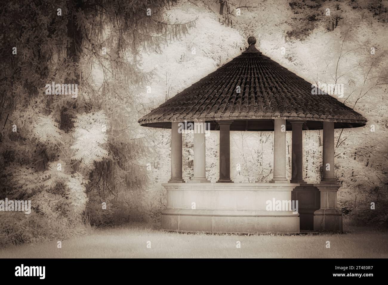 Duke Farms Gazebo Sepia – Infrarot-Blick auf den Gazebo in Duke Farms Gardens in Hillsborough, New Jersey. Um weitere Bilder anzuzeigen, bitte Stockfoto