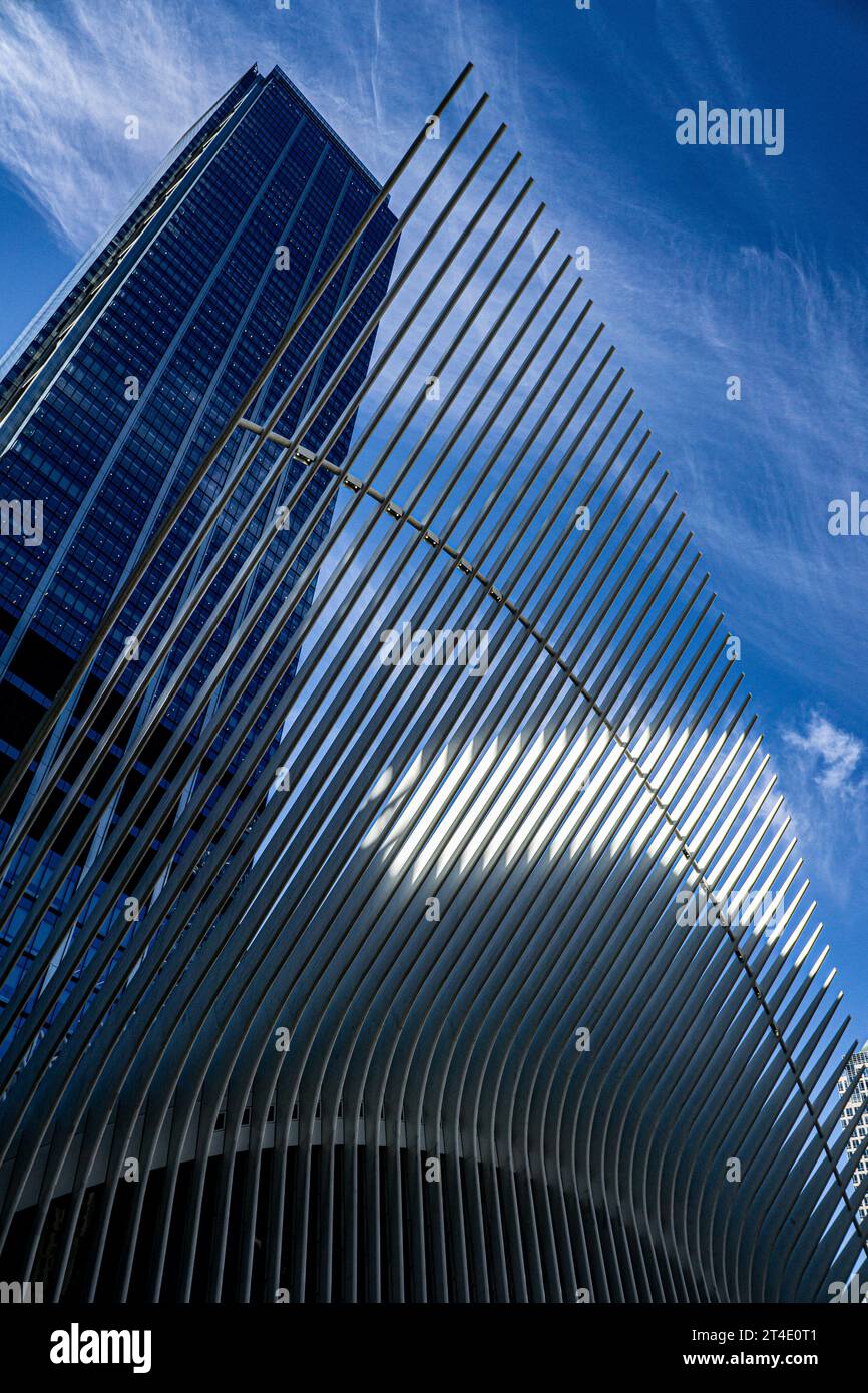 Flache Außenansicht des Verkehrsknotenpunktes Oculus und des 3 World Trade Center, New York City, New York, USA Stockfoto