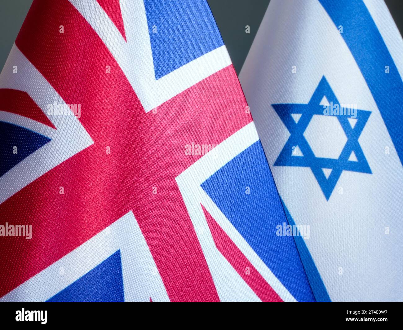Nahaufnahme der britischen und israelischen Flagge. Stockfoto