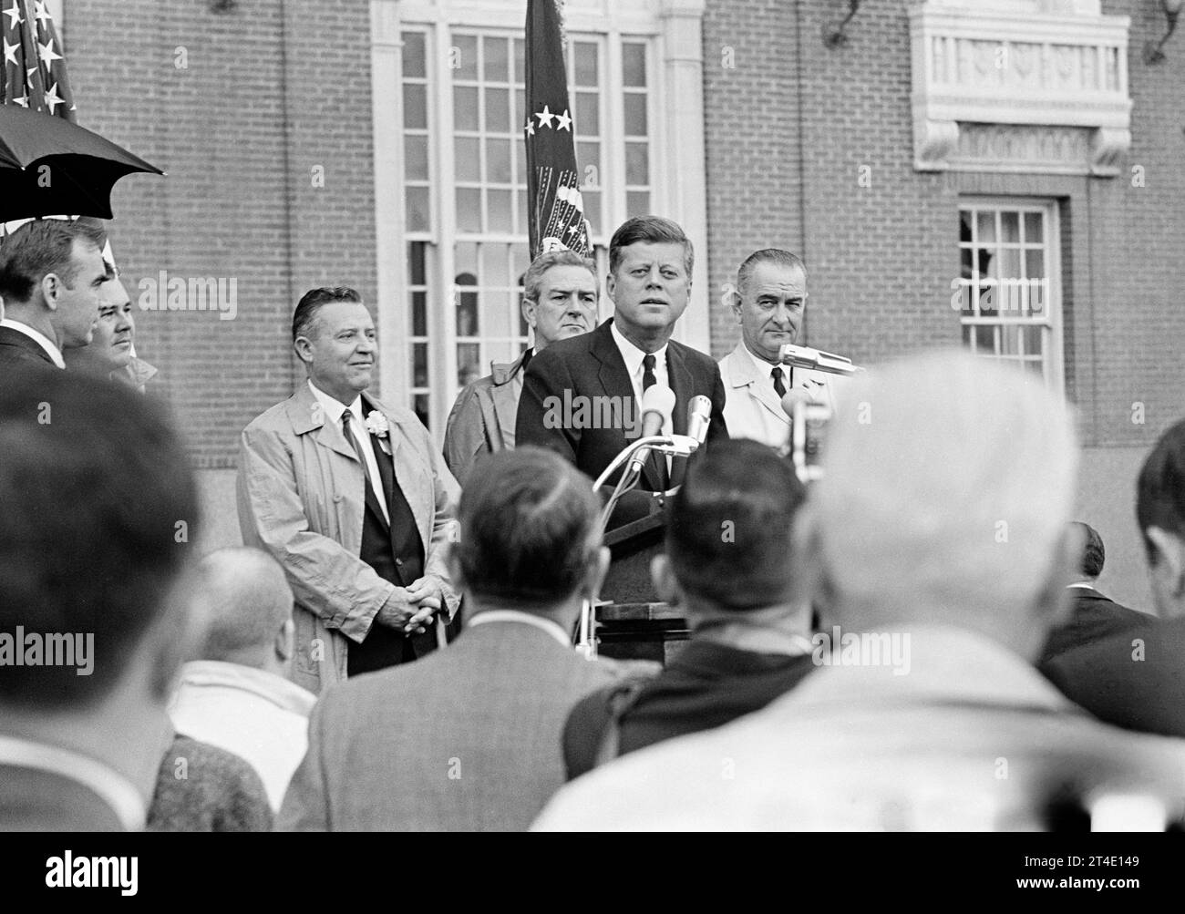 President John F. Kennedy addresses a crowd in Fort Worth, Tex., Nov. 22, 1963, as Senator Ralph Yarborough, left, looks on. Also shown are Texas Gov. John Connelly, rear center, and Vice President Lyndon Johnson, right. (AP Photo) Stockfoto
