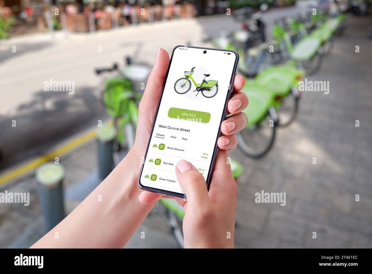 Fahrradverleih-App auf Smartphone-Konzept. Fahrräder parken auf einer Stadtstraße Stockfoto