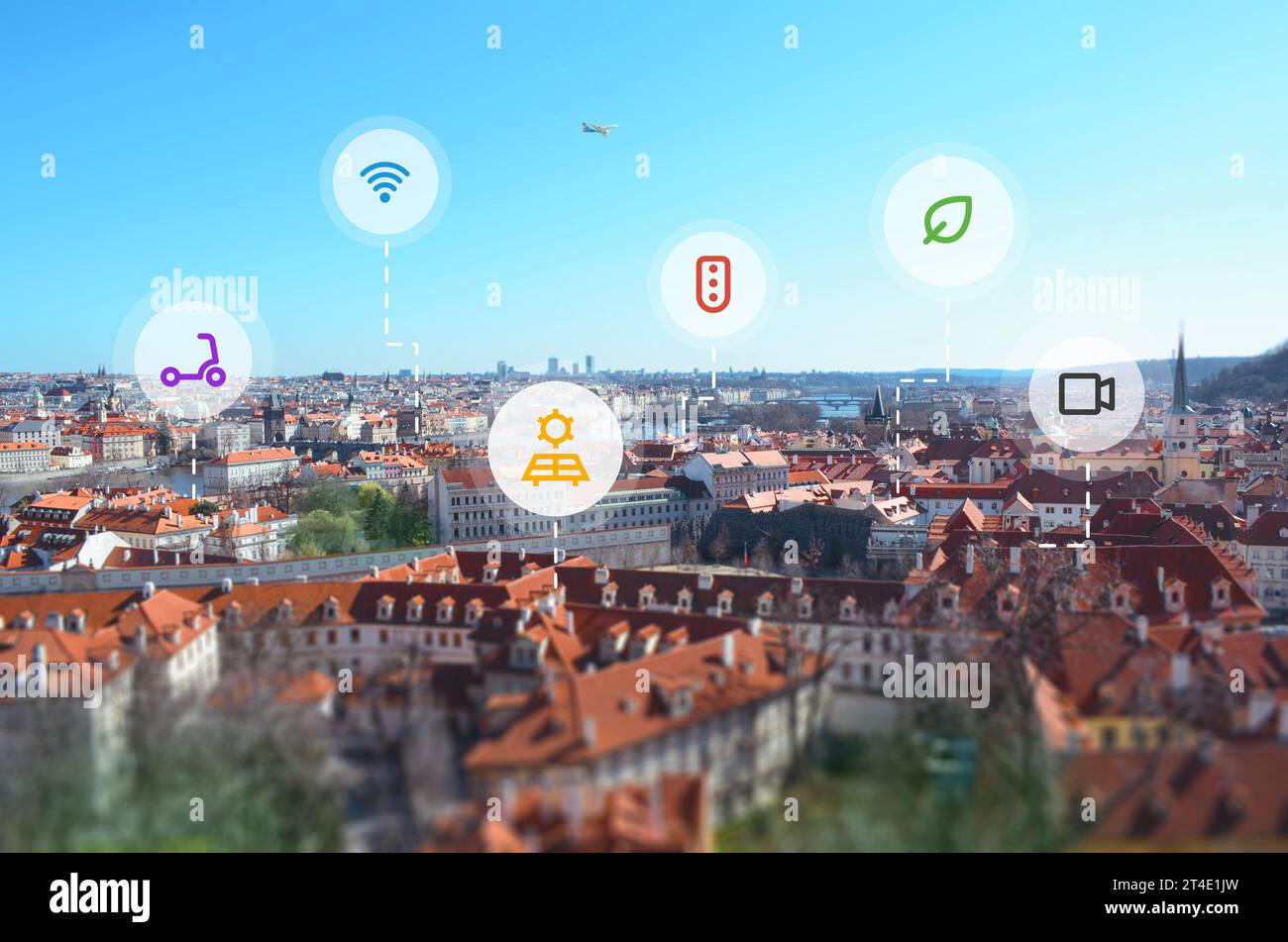 Smart City-Konzept mit Symbolen, die über der Stadt schweben. Das Konzept der Luftreinhaltung, Transport, Sicherheit, Solarenergie, Konnektivität Stockfoto