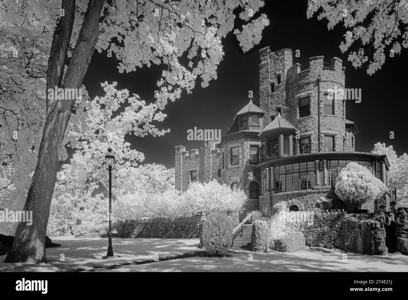 KIPS Castle NJ IR - Infrarot-Schwarzweiß-Bild der herrlichen Architektur des Schlosses. Stockfoto
