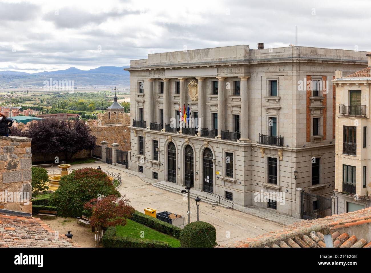 Avila, Spanien, 07.10.21. Gebäude der Provinzdelegation für Wirtschaft und Finanzen auf der Plaza Adolfo Suarez mit der Mauer von Avila und dem Ambles-Tal Stockfoto