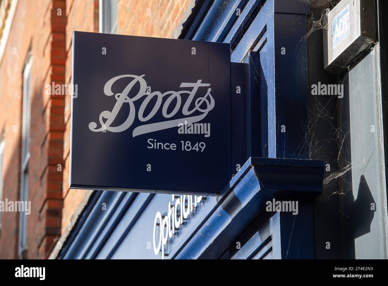 Windsor, Berkshire, Großbritannien. 30. Oktober 2023. Ein neu eröffneter Boots Store in Windsor, Berkshire. Um ihr Geschäft zu konsolidieren, haben die High Street Chemiker und Beauty Stores Boots angekündigt, die Gesamtzahl ihrer Geschäfte in Großbritannien bis Ende 2023 von 2.200 auf 1.900 zu reduzieren. Viele Menschen verlassen sich darauf, ihre Rezepte von Boots zu bekommen, daher wird dies für viele ältere Menschen ein besonderer Schlag sein. Quelle: Maureen McLean/Alamy Live News Stockfoto