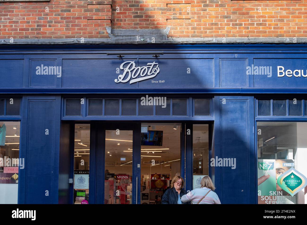 Windsor, Berkshire, Großbritannien. 30. Oktober 2023. Ein neu eröffneter Boots Store in Windsor, Berkshire. Um ihr Geschäft zu konsolidieren, haben die High Street Chemiker und Beauty Stores Boots angekündigt, die Gesamtzahl ihrer Geschäfte in Großbritannien bis Ende 2023 von 2.200 auf 1.900 zu reduzieren. Viele Menschen verlassen sich darauf, ihre Rezepte von Boots zu bekommen, daher wird dies für viele ältere Menschen ein besonderer Schlag sein. Quelle: Maureen McLean/Alamy Live News Stockfoto