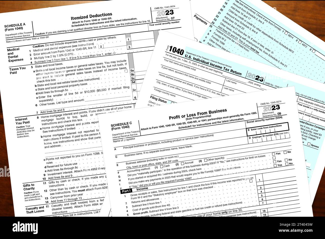 2023 Steuerformulare liegen auf einem Schreibtisch. Stockfoto